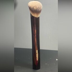 Hourglass Ambient Soft Glow Foundation Brush